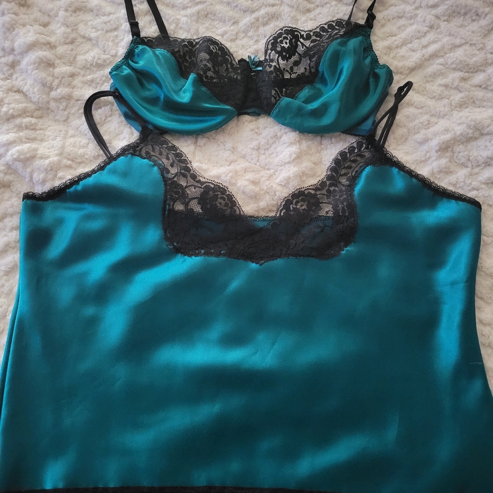 Sleek Emerald Green Chemise with Silky Texture and Delicate Lace